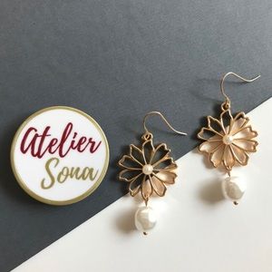🌼 Gold-Tone Flower Earrings with Faux Pearls 🌼